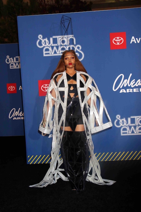 erykah badu is fearless on the red carpet