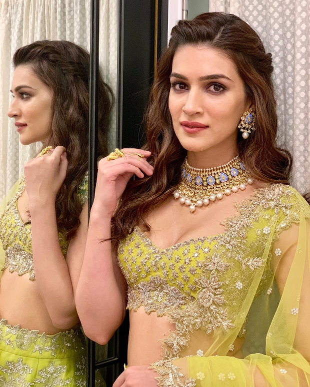 Kriti Sanon in Anushree Reddy for Diwali 2018 bash (1)