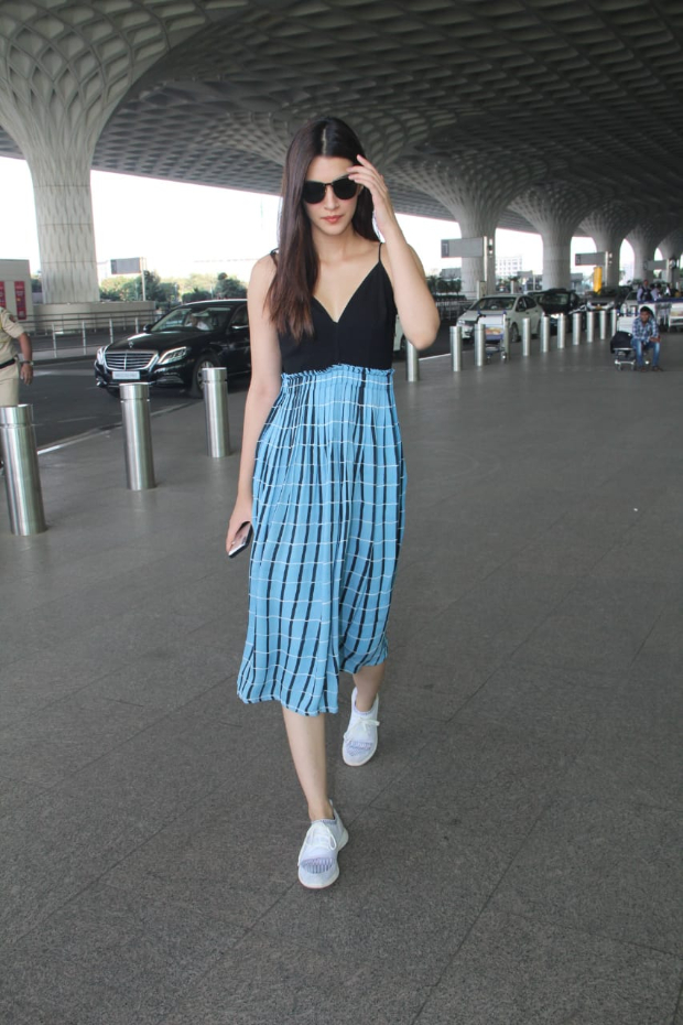 Kriti Sanon in Vedika M at the airport (4)