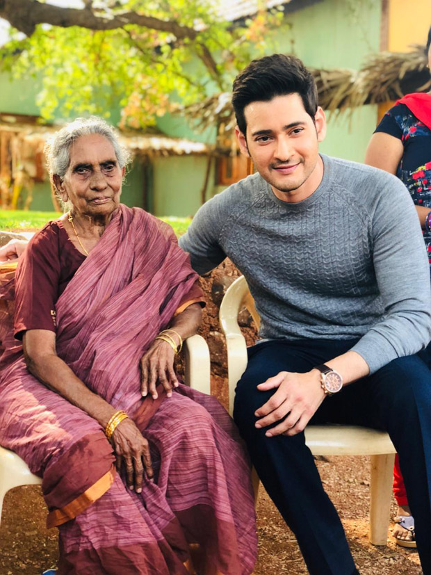 Maharshi - Mahesh Babu meets his 106 year old fan all the way from Rajahmundry on the sets of his film
