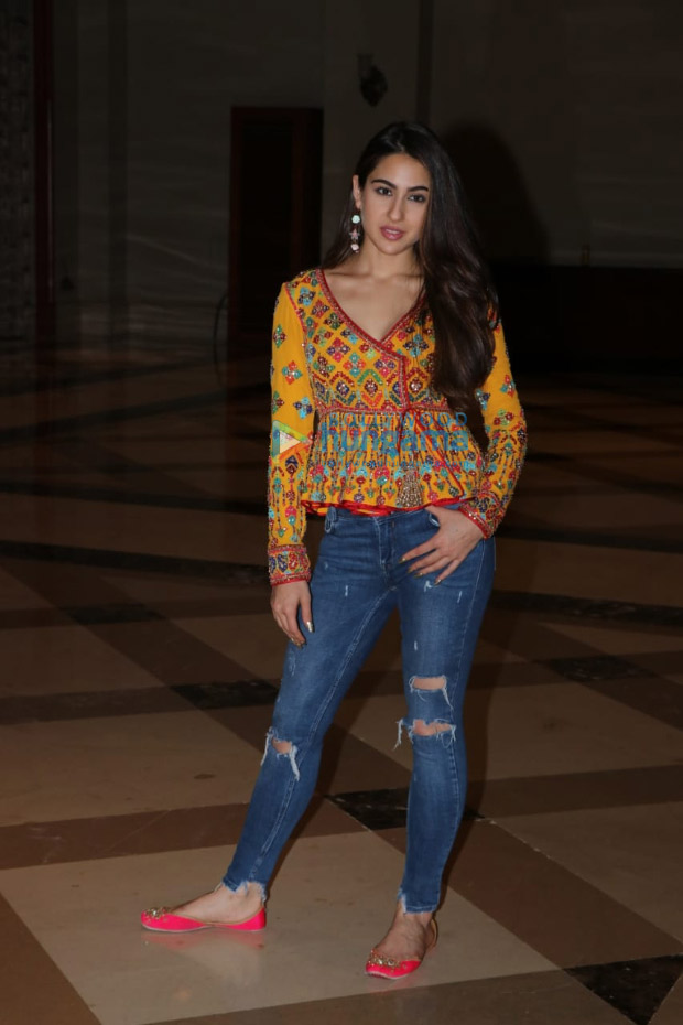 Sara-Ali-Khan-in-Abu-Jani---Sandeep-Khosla-for-Kedarnath-promotions-(5)