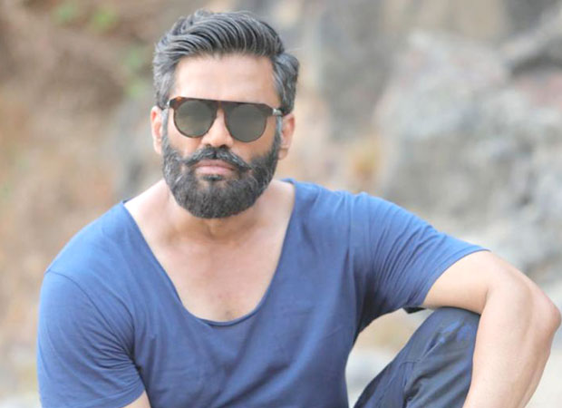 Suniel Shetty gets injured whilst playing cricket