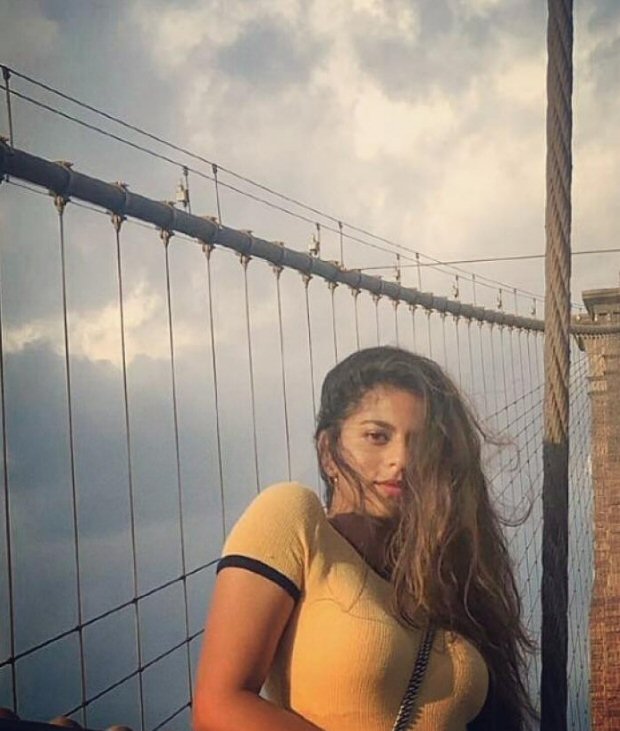 hey, stunner! suhana khan pulls off a shah rukh khan on brooklyn bridge (see pic)