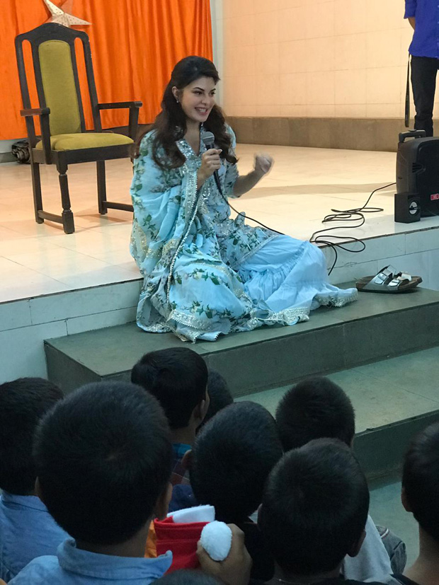 Jacqueline Fernandez dances and spreads Christmas joy with the kids