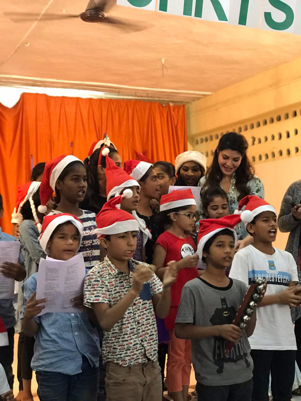 Jacqueline Fernandez dances and spreads Christmas joy with the kids