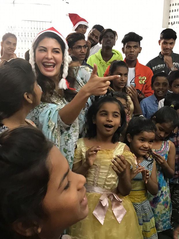 Jacqueline Fernandez dances and spreads Christmas joy with the kids