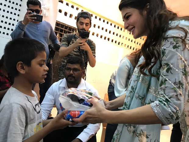 Jacqueline Fernandez dances and spreads Christmas joy with the kids