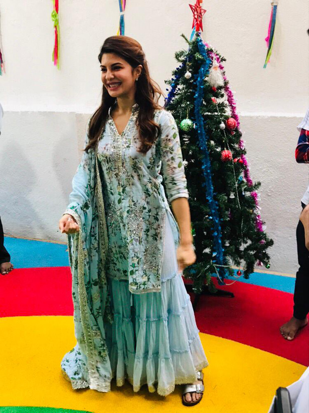 Jacqueline Fernandez dances and spreads Christmas joy with the kids