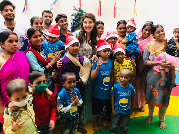 Jacqueline Fernandez dances and spreads Christmas joy with the kids