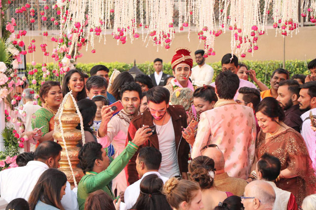 leaked pics! ranveer singh crashed a wedding during simmba promotions and here’s what happened next!