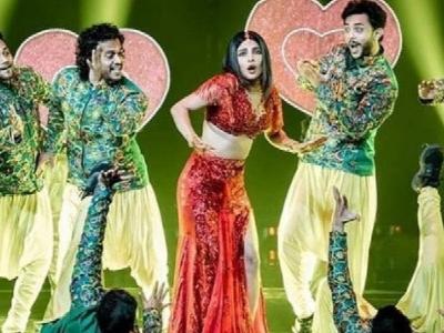 priyanka chopra burns the dance floor at an awards night (watch videos)