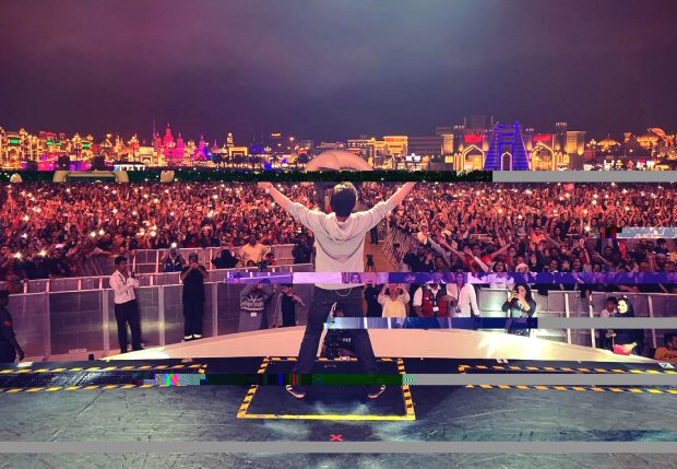 Shah Rukh Khan CAPTIVATES his fans in Dubai as he promotes Zero