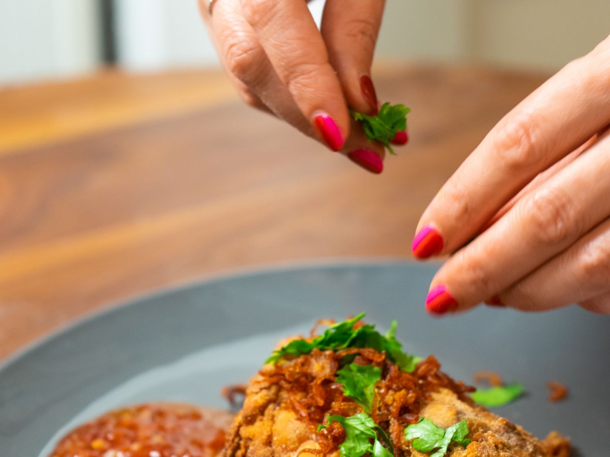 watch a professional chef struggle to make fried chicken in a tiny, barren kitchen