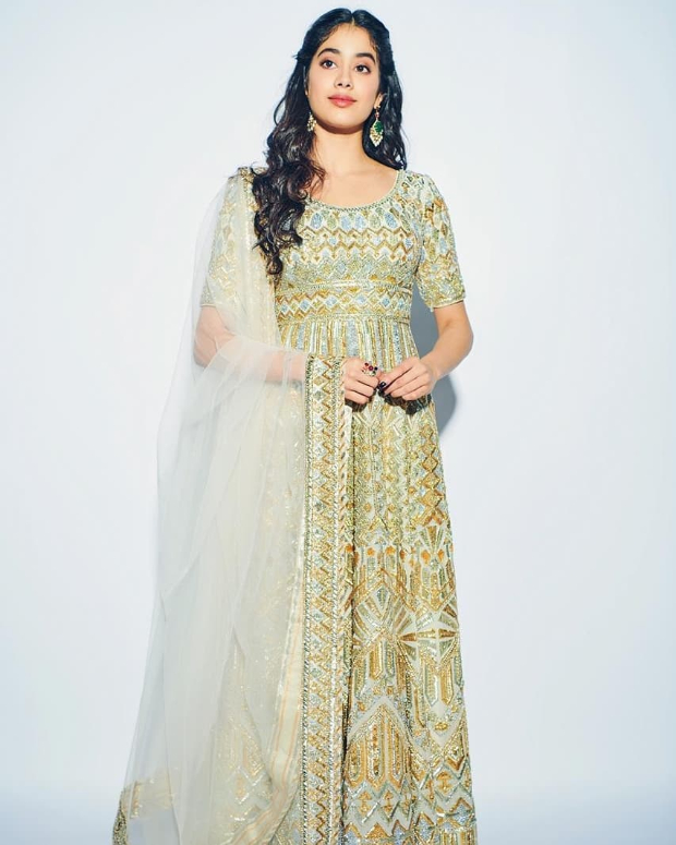 Janhvi Kapoor in Abu Jani and Sandeep Khosla for Umang 2019 Mumbai Police Show (2)