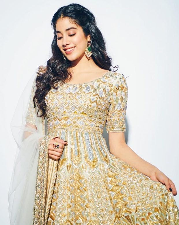 Janhvi Kapoor in Abu Jani and Sandeep Khosla for Umang 2019 Mumbai Police Show (3)