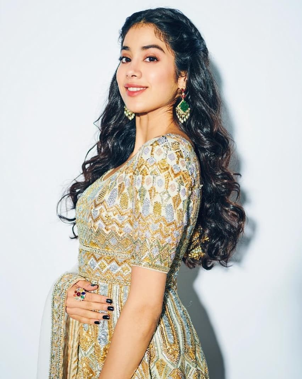 Janhvi Kapoor in Abu Jani and Sandeep Khosla for Umang 2019 Mumbai Police Show (4)