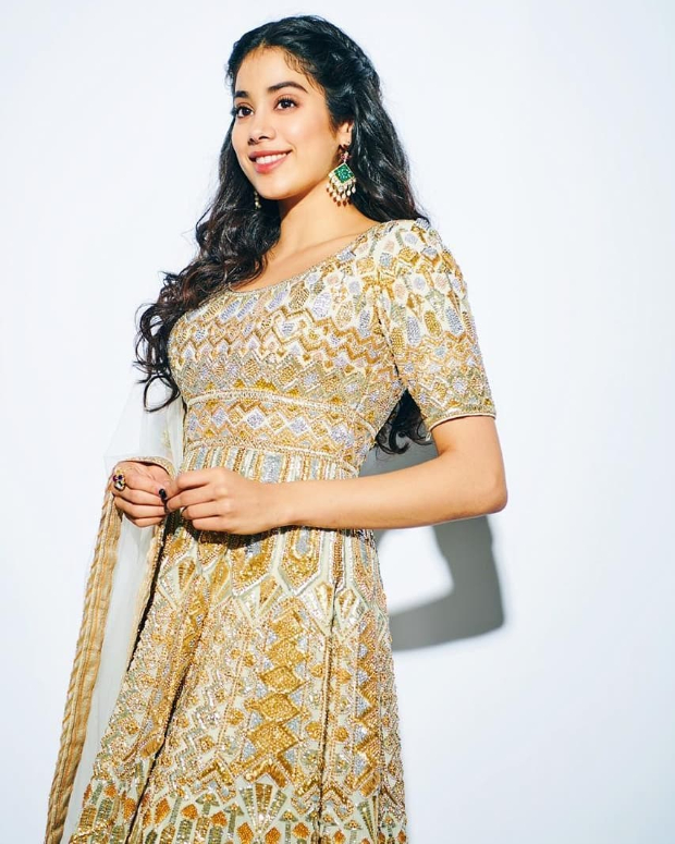 Janhvi Kapoor in Abu Jani and Sandeep Khosla for Umang 2019 Mumbai Police Show (5)Janhvi Kapoor in Abu Jani and Sandeep Khosla for Umang 2019 Mumbai Police Show (5)