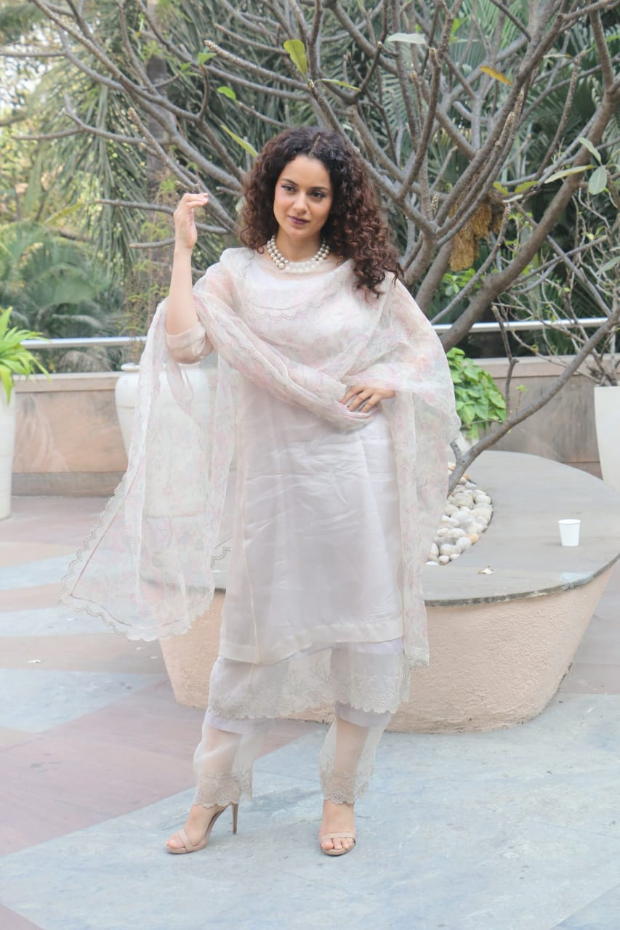 Kangana Ranaut in Eka for Manikarnika promotions (2) (1)Kangana Ranaut in Eka for Manikarnika promotions (2) (1)