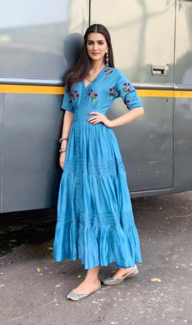 Kriti Sanon in The Right Cut and Needledust juttis for Luka Chuppi promotions (2)