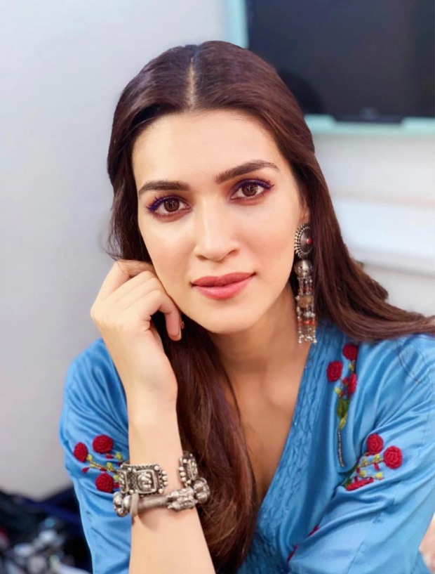 Kriti Sanon in The Right Cut and Needledust juttis for Luka Chuppi promotions (4)