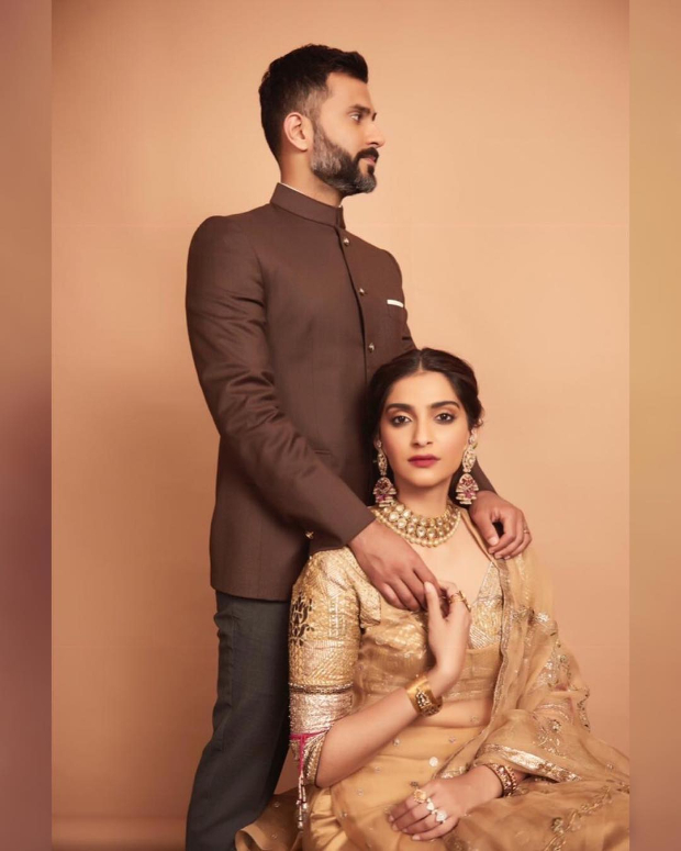 Sonam Kapoor Ahuja in Good Earth Couture for a mehendi ceremony (1)Sonam Kapoor Ahuja in Good Earth Couture for a mehendi ceremony (1)Sonam Kapoor Ahuja in Good Earth Couture for a mehendi ceremony (1)
