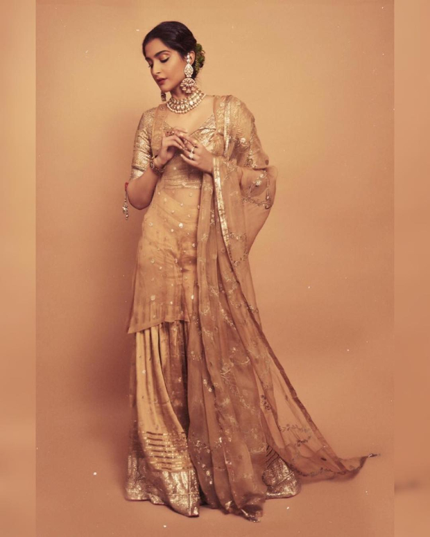 Sonam Kapoor Ahuja in Good Earth Couture for a mehendi ceremony (4)