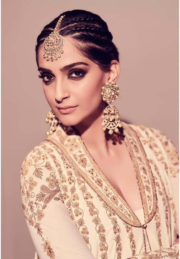 Sonam Kapoor Ahuja in Rohit Bal (5)Sonam Kapoor Ahuja in Rohit Bal (5)