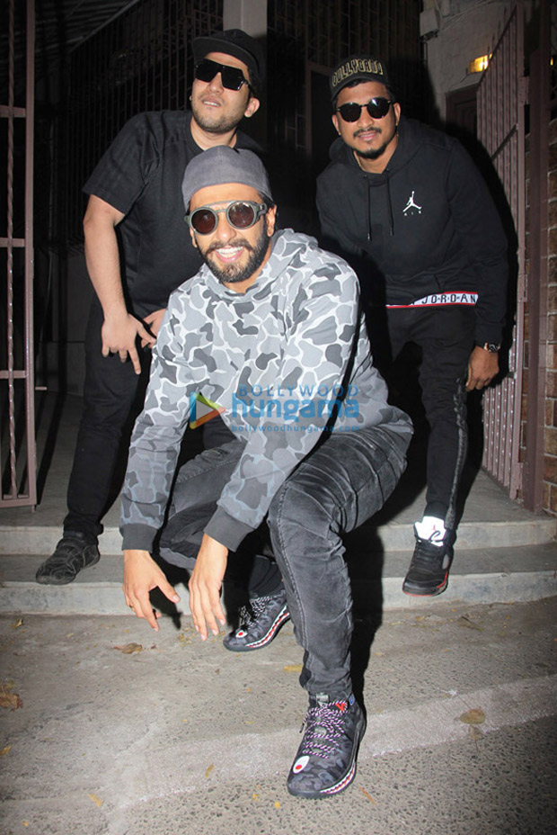 zoya akhtar reunites ranveer singh, naezy and divine for impromptu rap session!