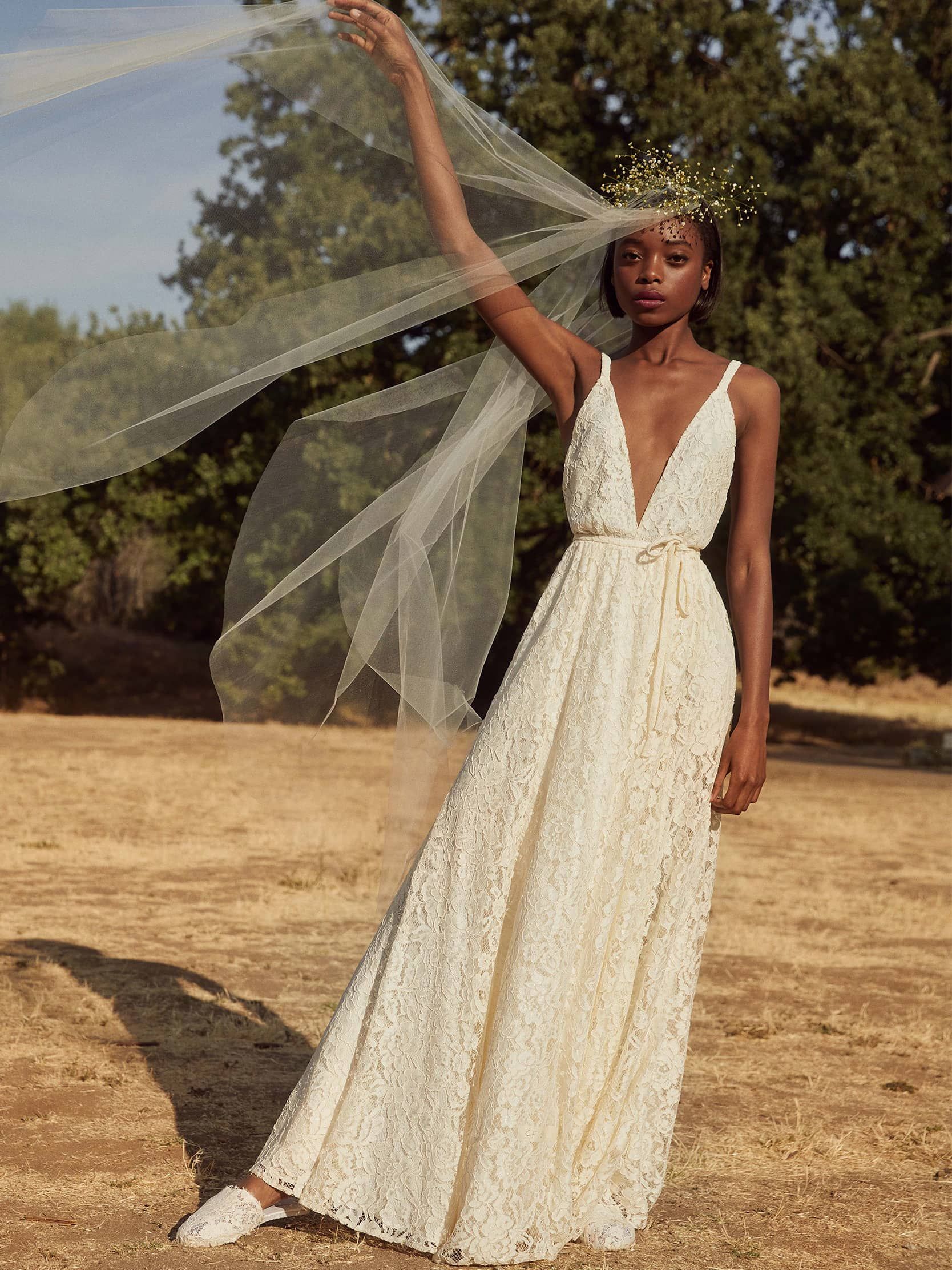 25 wedding dresses that are perfect for a beach bride