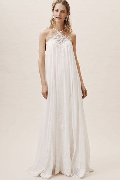 25 wedding dresses that are perfect for a beach bride