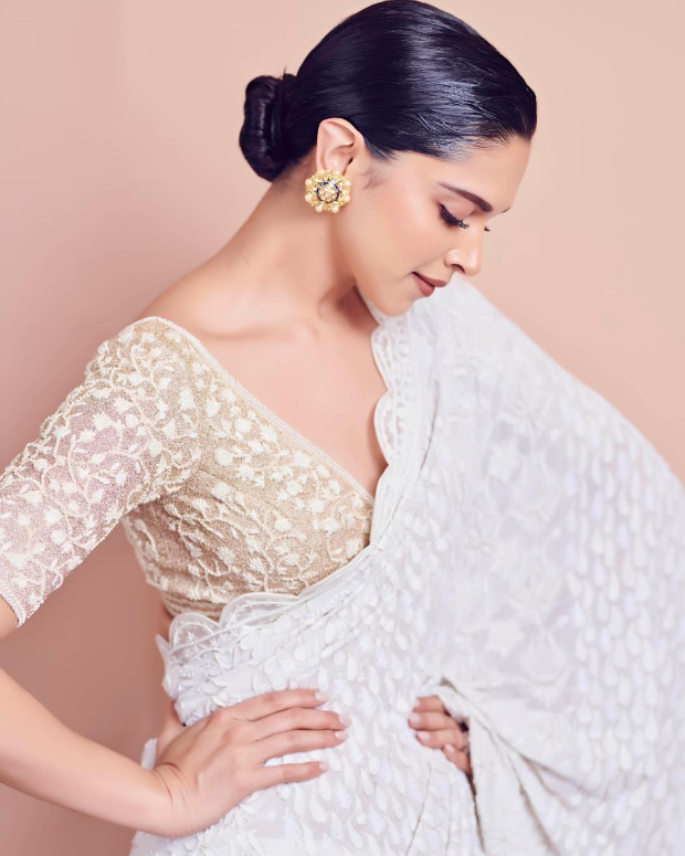 Deepika Padukone looks elegant in white Rahul Mishra saree for Lokmat Maharashtrian Of The Year Award 2019 (2)