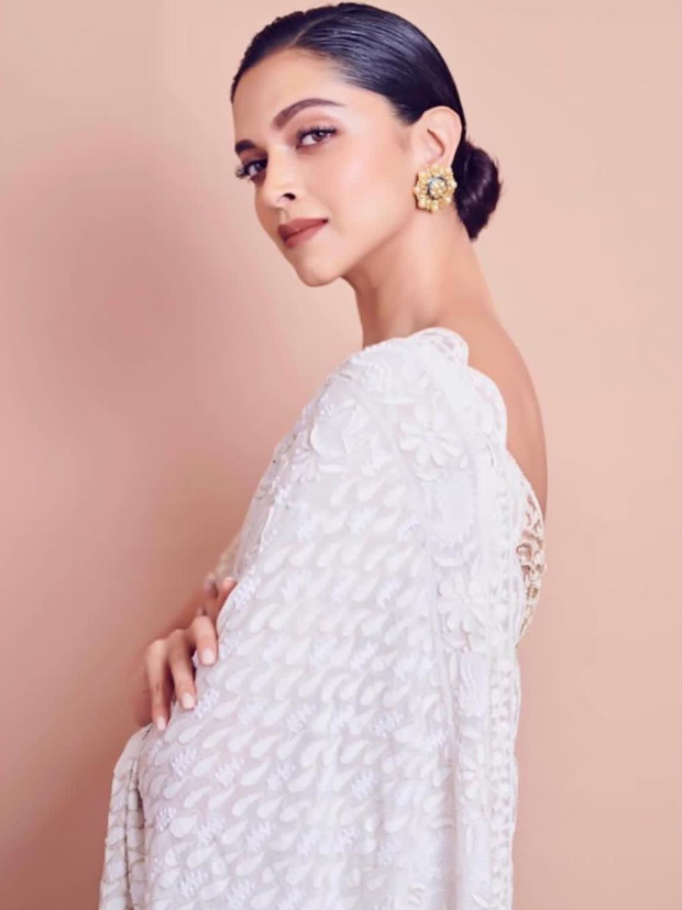 Deepika Padukone looks elegant in white Rahul Mishra saree for Lokmat Maharashtrian Of The Year Award 2019 (3)
