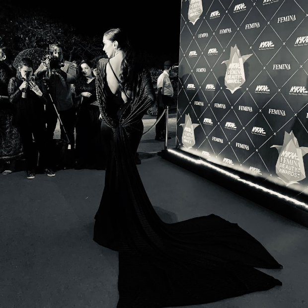 Deepika Padukone looks glamorous in black Amit Aggarwal gown for Nykaa-Femina Beauty Awards 2019 (4)