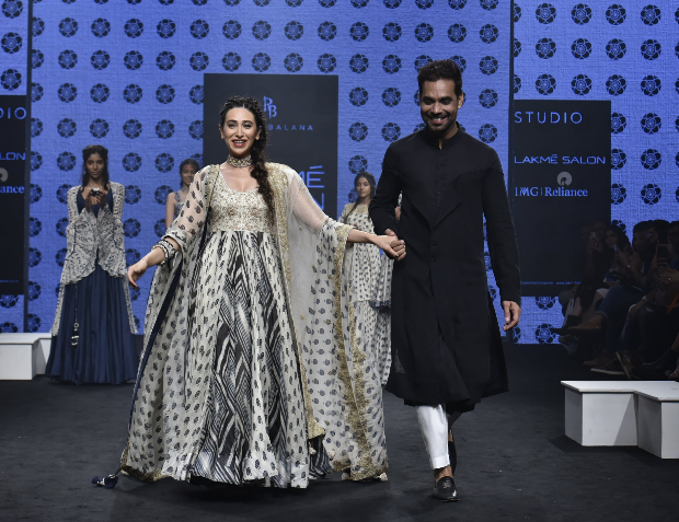 Karisma Kapoor for Punit Balana at LFW 2019 Summer_Resort (2)