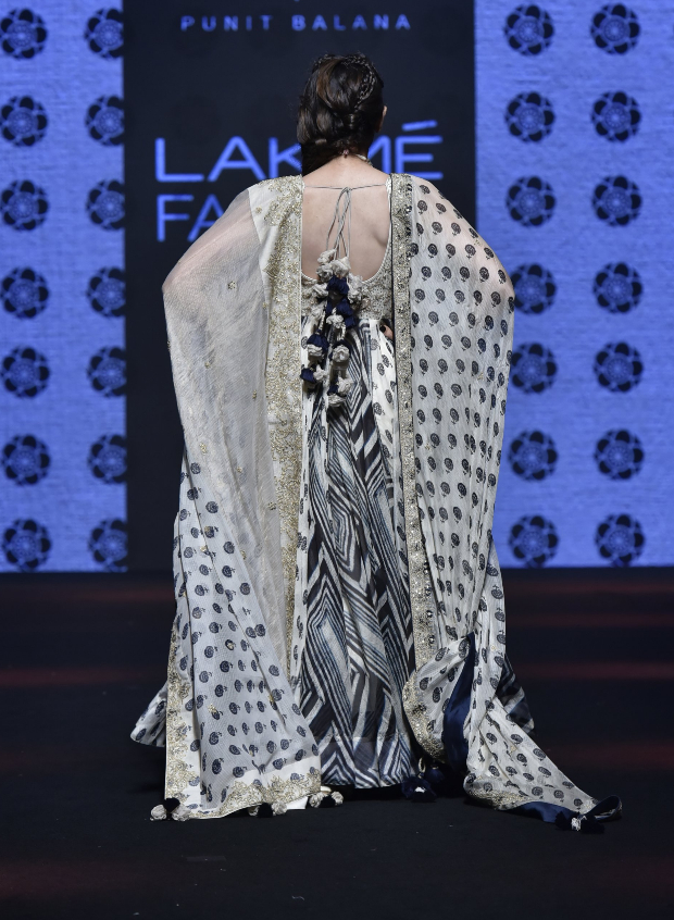 Karisma Kapoor for Punit Balana at LFW 2019 Summer_Resort (4)