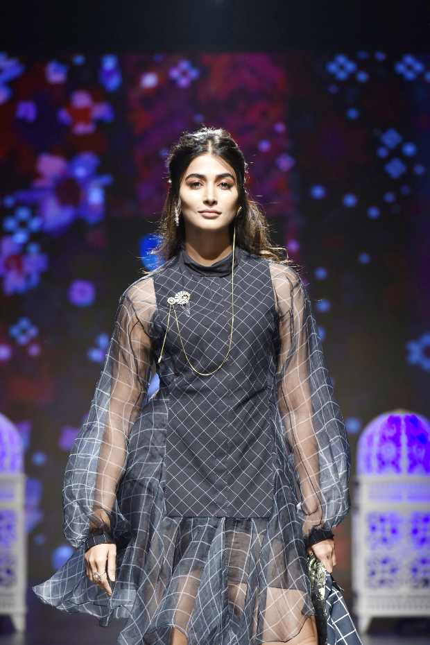 Pooja Hegde for Saaksha and Kinni at LFW 2019 Summer_Resort (2)