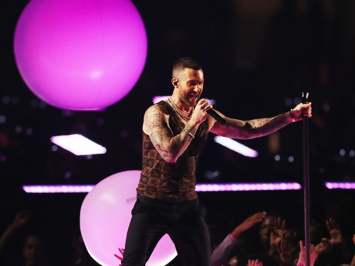 maroon 5 proved they do not have moves like jagger at the super bowl halftime show