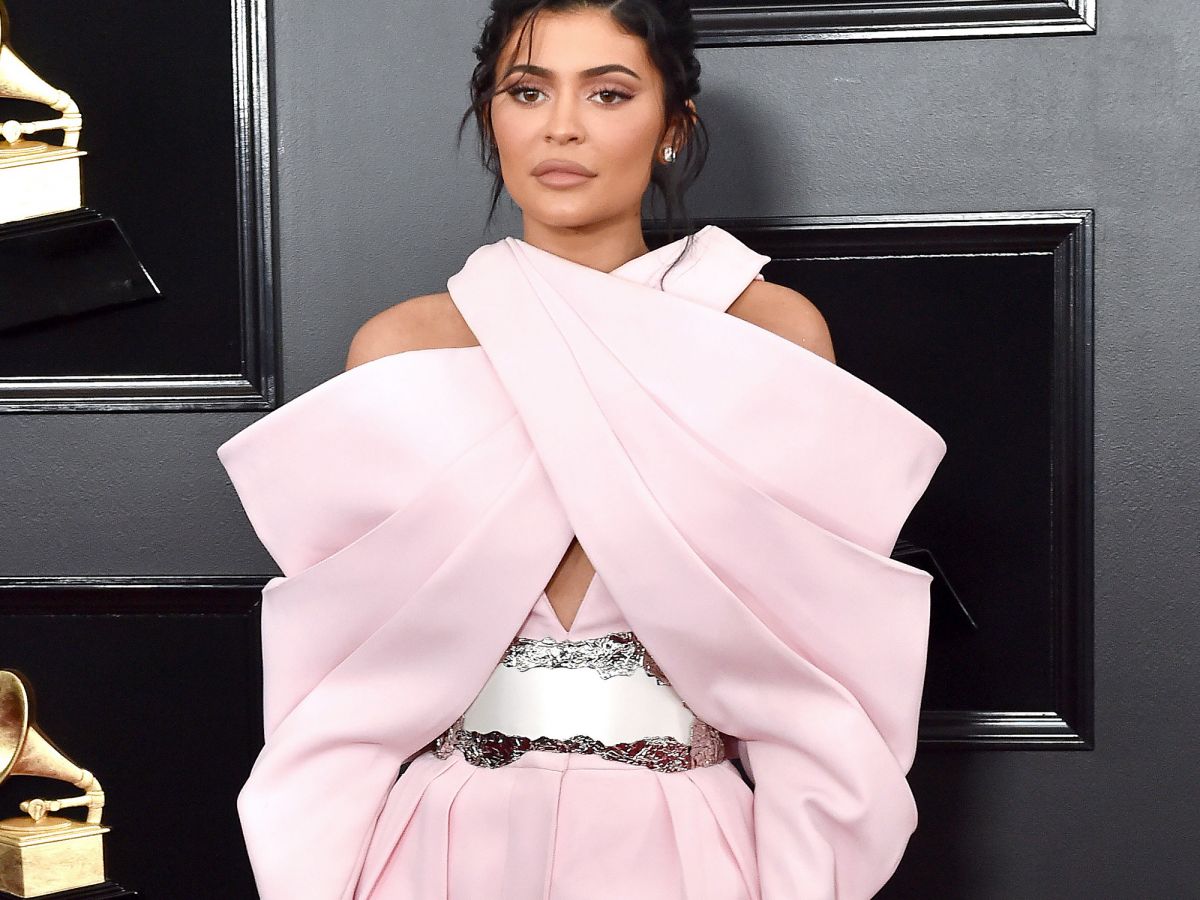 kylie jenner’s haute couture look on the grammys red carpet is one we can get behind