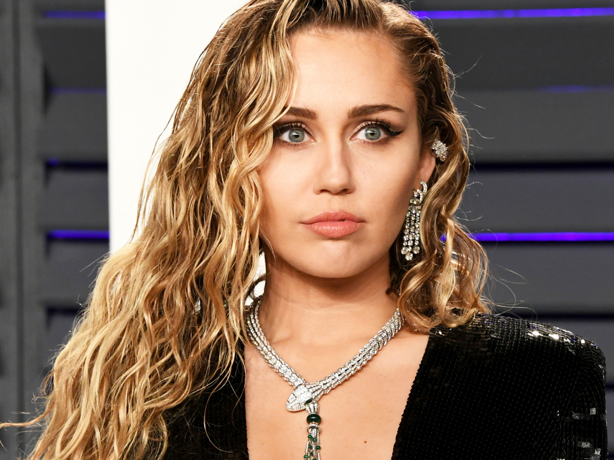 miley cyrus wore her natural waves to the fanciest party in hollywood