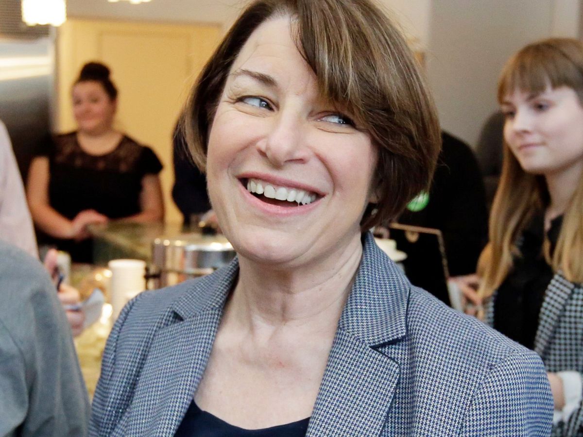 amy klobuchar joked about the salad-comb incident