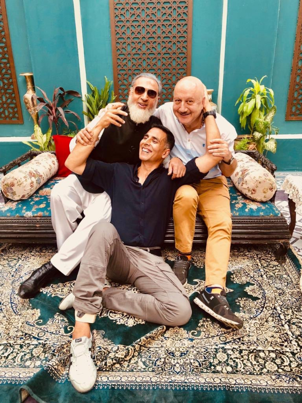 Akshay Kumar is in a happy place with Anupam Kher and Gulshan Grover