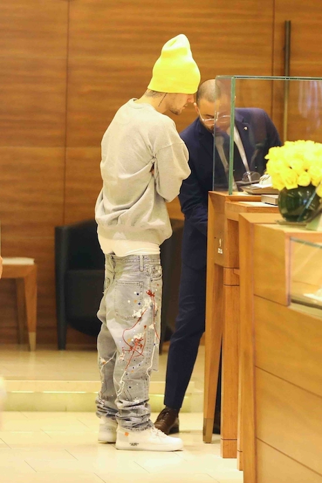 justin bieber shops beverly hills with pants falling down