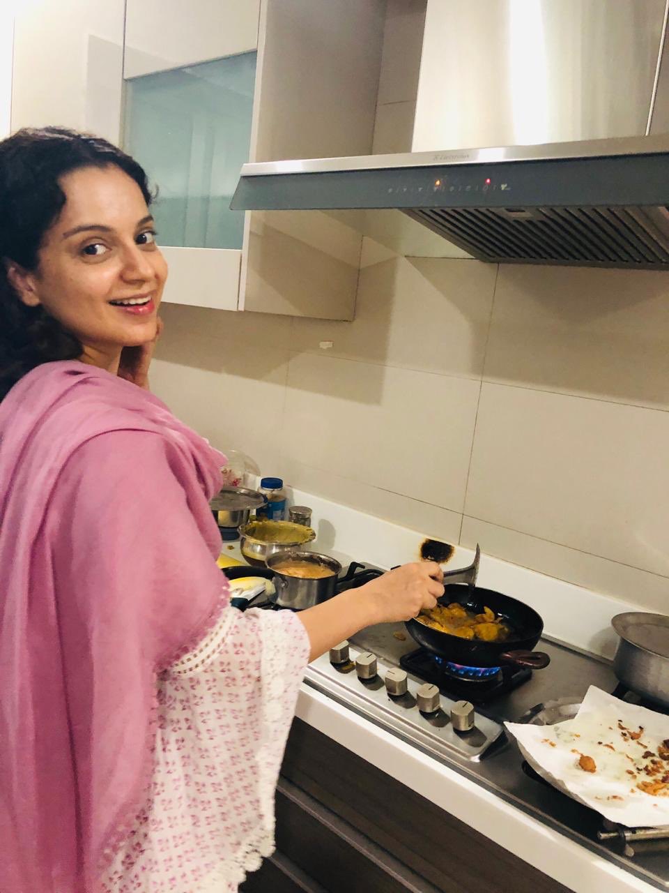 Lok Sabha Election Results 2019: Kangana Ranaut celebrates PM Narendra Modi's win with pakodas and chai 