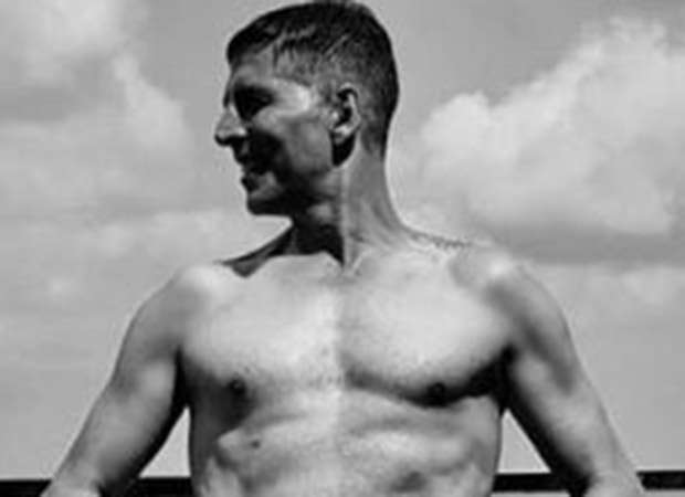 “Don’t be a product of a product,” says Akshay Kumar as he posts a shirtless picture of himself  