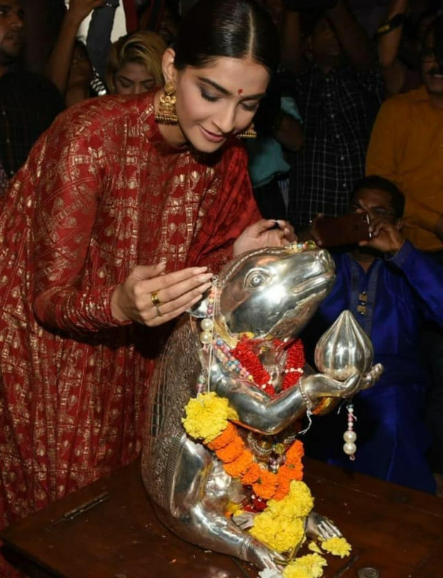 Sonam Kapoor visits Andheri Cha Raja to seek blessing from Lord Ganesha for The Zoya Factor