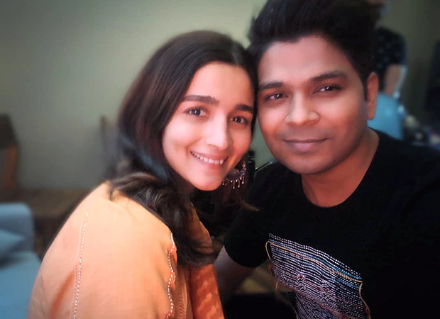 alia bhatt strikes an adorable pose with ankit tiwari’s daughter aryaa