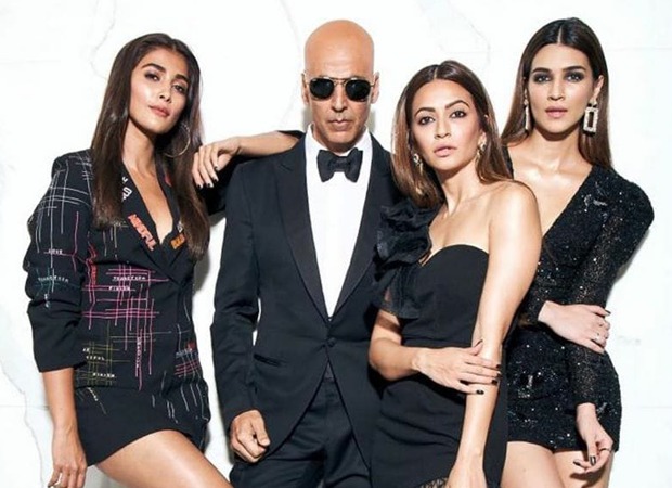 housefull 4: akshay kumar shows up as a bald man for bala song launch, twins in black with his ladies