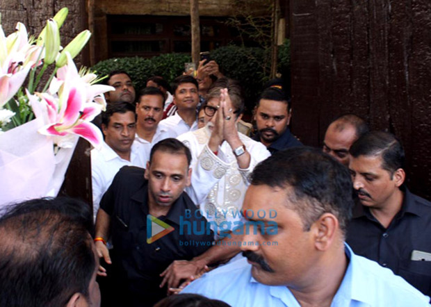 amitabh bachchan meets fans outside his residence on 77th birthday, see photos