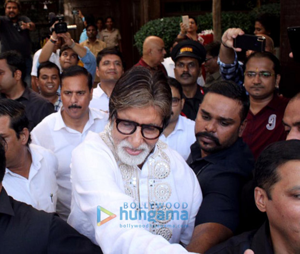 amitabh bachchan meets fans outside his residence on 77th birthday, see photos