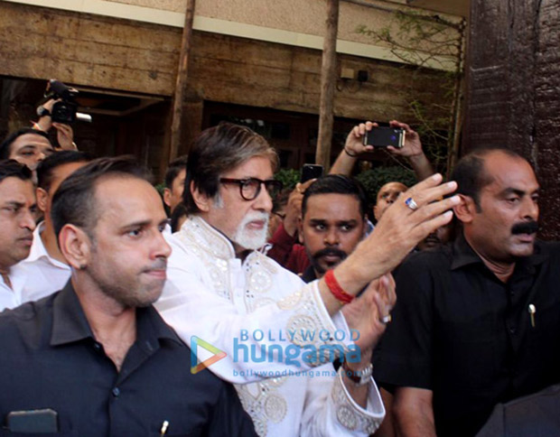 amitabh bachchan meets fans outside his residence on 77th birthday, see photos